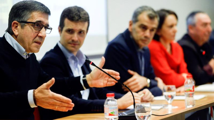 Patxi López, Pablo Casado, Toni Cantó, Carolina Bescansa i Joan Baldoví, durant la taula redona celebrada aquest divendres, 10 de novembre, a la Universitat de València.. EFE