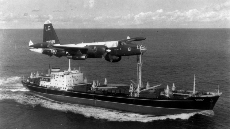 Un avió de la Marina nord-americana sobrevola un buc soviètic en el context de la crisi del 1962. Estados Unidos, Dominio, via Wikimedia Commons