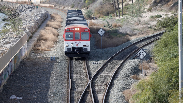 El fet que hi haja una única via en la línia C1, entre Alacant i Múrcia dificulta el trànsit de combois ferroviaris per a passatgers.. Manuel Lorenzo