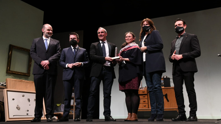 Ràdio Arrels rep el premi Martí Gasull en mans dels presidents Pere Aragonès i Laura Borràs i del dirigent de Plataforma per la Llengua, Òscar Escuder. Plataforma per la Llengua