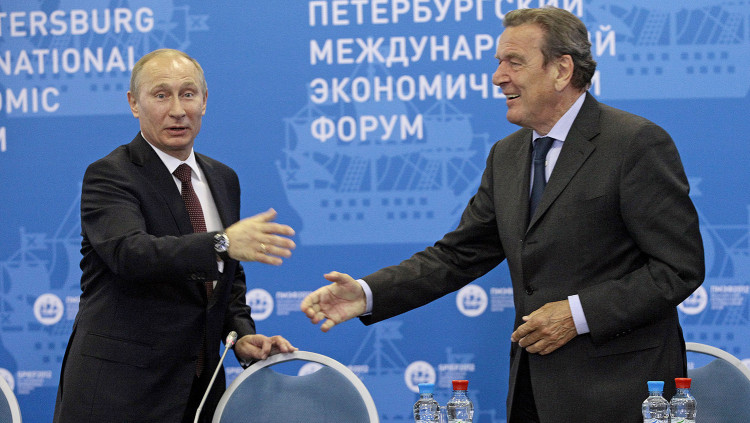 El president de la Federació Russa, Vladímir Putin, amb l'ex-canceller socialdemòcrata alemany Gerhard Schröder. Der Spiegel