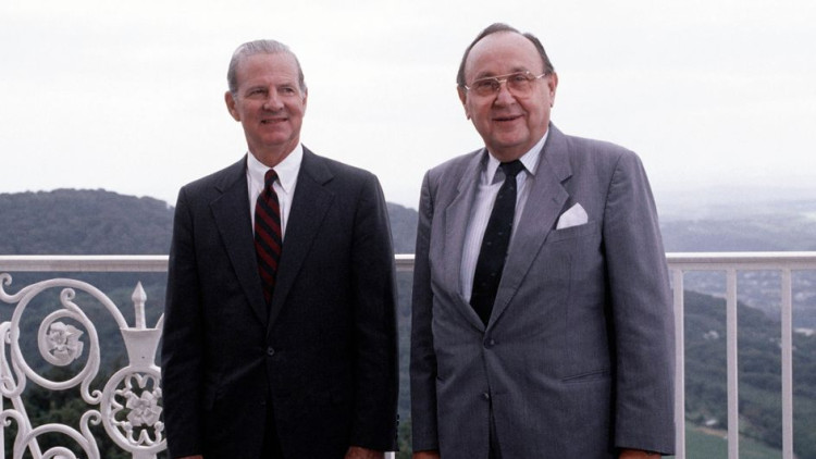 El secretari d'Estat dels EUA Baker, i el ministre federal alemany de Relacions Exteriors, Genscher, a Petersberg, prop de Bonn, el 1990. Der Spiegel
