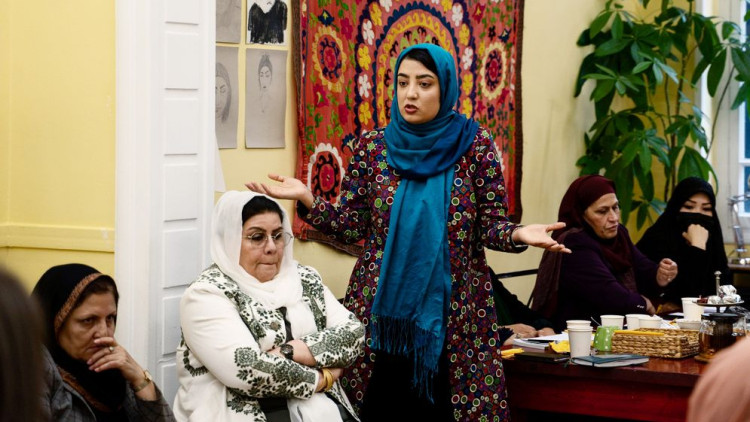 Després de fugir dels talibans, l'exdiputada afganesa Shagufa Noorzai ha continuat la seva feina des d'Atenes. Der Spiegel