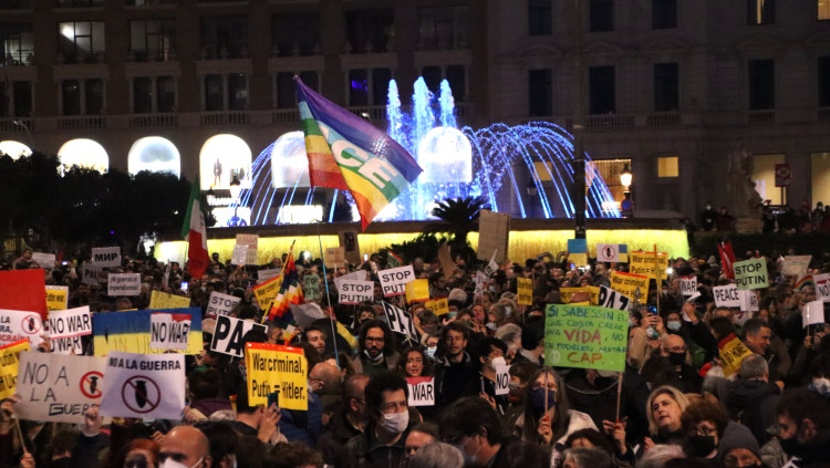 Manifestants a plaça Catalunya en defensa d'Ucraïna. Agència Catalana de Notícies