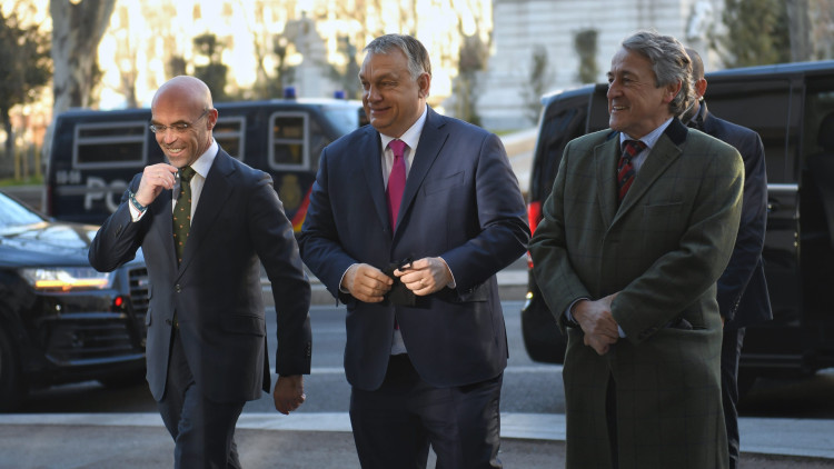 Els eurodiputats de Vox Jorge Buxadé i Hermann Tertsch amb el president d'Hongria Viktor Orbán durant la trobada de líders europeus d'extrema dreta celebrada a Madrid. Europa Press