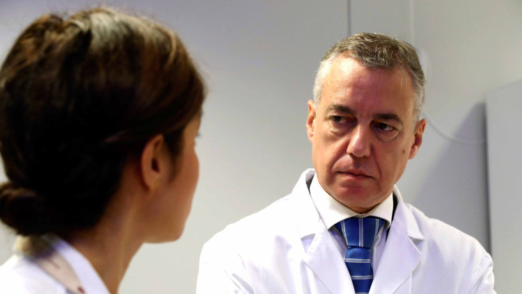 El 'lehendakari', Íñigo Urkullu, en una visita recent a un centre hospitalari del País Basc.. EFE
