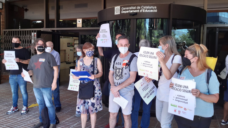 Protesta de professors davant el Departament d'Ensenyament. Europa Press