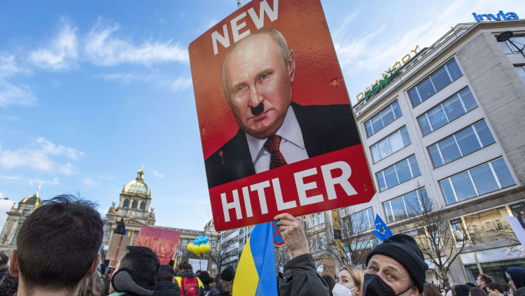 Un manifestant compara Putin amb Hitler. Europa Press