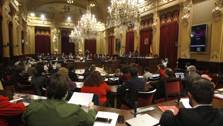 El Parlament balear ha aprovat, a instàncies de Més per Menorca, que el Govern analitzi com podria imposar límits a la compra d’habitatges per part d’estrangers.. Europa Press
