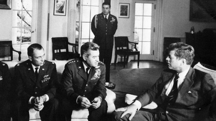 El president John F. Kennedy es reuneix amb Richard Heyser, major de la Força Aèria, a l’esquerra, i el cap d’Estat Major de la Força Aèria, el general Curtis LeMay, al centre, a la Casa Blanca a Washington per parlar dels vols d’avió espia U-2 sobre Cuba. Europa Press