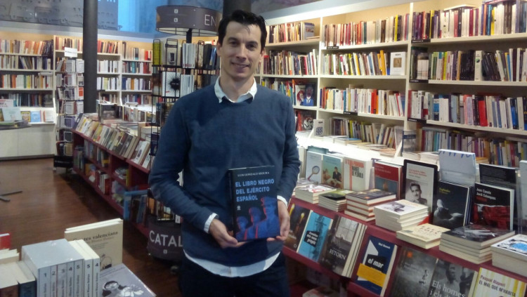 L'extinent Luis Gonzalo Segura a la llibreria Fanse, amb el seu niu llibre 'El libro negro del ejército español'