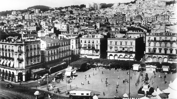 Vista de la plaça del Govern d’Alger, coneguda entre els emigrants valencians per plaça del Cavall. A la dreta s’hi pot veure la sinagoga major i, al darrere, la Casbah.. Edicions del Bullent