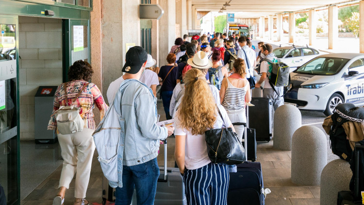 Turistes britànics arriben a l'aeroport de Menorca. Europa Press