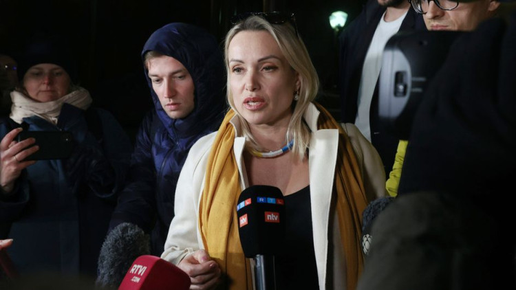 Marina Ovsiànnikova. Der Spiegel