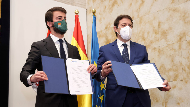 El líder de Vox a Castella i Lleó, Juan García-Gallardo i el president Alfonso Fernández Mañueco mostren el pacte de govern. Europa Press