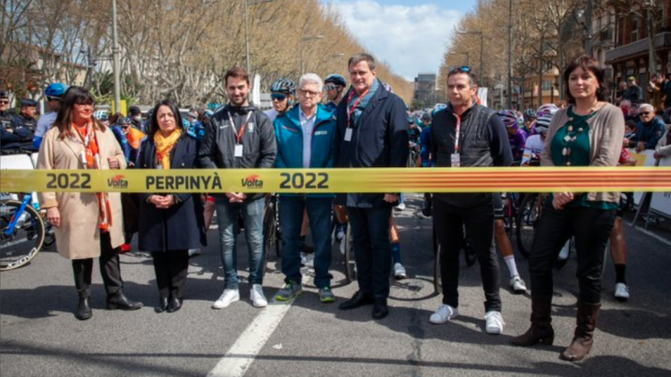 Al centre, de blau, Louis Aliot. A la dreta de tot, Anna Julià, representant territorial d'Esport de l'Esport a Girona de la generalitat de Catalunya. La Volta