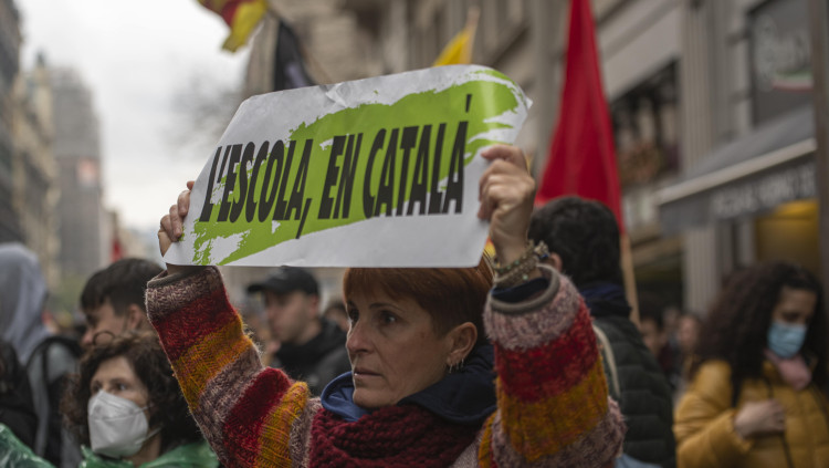Una persona es manifesta contra la sentència del 25%. Europa Press
