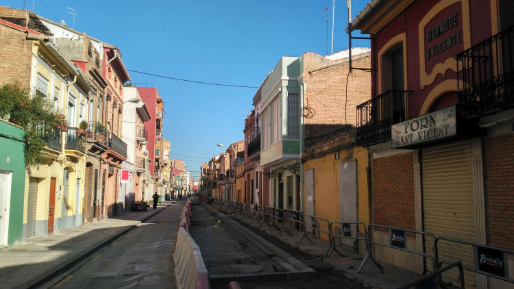 Obres d'ampliació de les voreres del tram del carrer del Progrés ubicat a la 'zona zero' del Cabanyal.