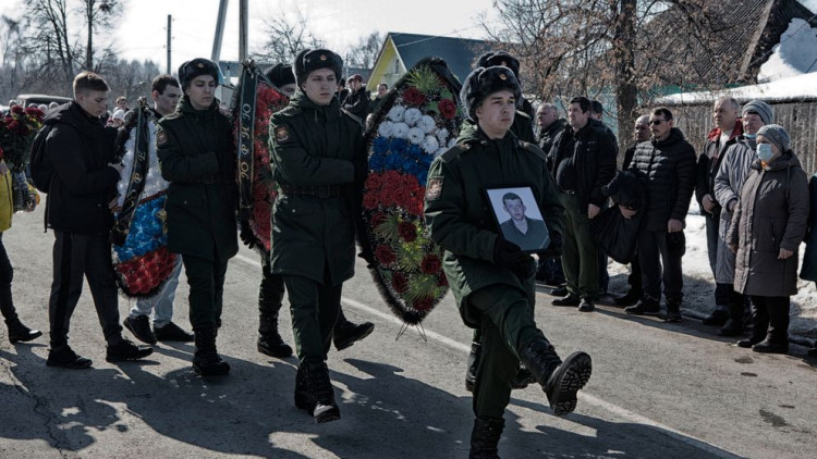 Un soldat mostra la foto d'un jove rus mort a Ucraïna. Der Spiegel