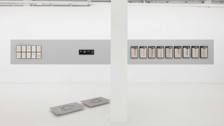 Alán Carrasco. Vista general Tothom parla del temps. Nosaltres no.. Roberto Ruiz. Cortesia de l\'artista i d\'ADN Galeria
