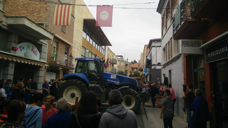 Veïns d'Alcarràs defensen el centre de votació dels antiavalots de la Guàrdia Civil l'1 d'octubre del 2017. catmemoria.cat