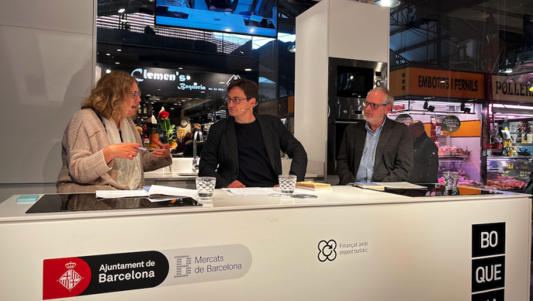 Montse Serra, editora de Vibop; Joan Santanach i el gerent de l'Associació de comerciants del mercat de la Boqueria, Óscar Ubide.