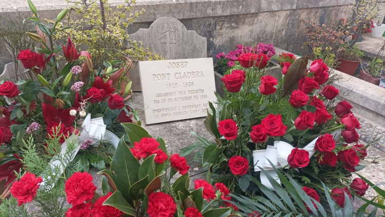 Làpida dedicada als assassinats a Pollença. Europa Press