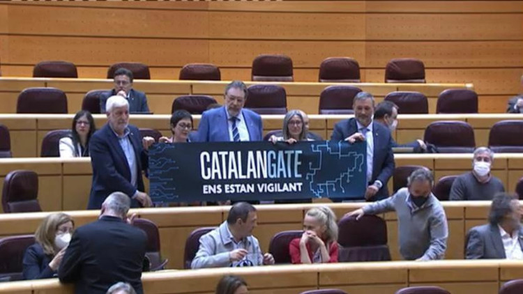 Senadors de Junts per Catalunya despleguen una pancarta al Senat. Agència Catalana de Notícies