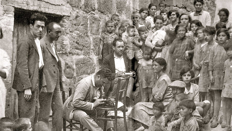 Joan Tomàs i Joan Amades recollint cançons a Balaguer, el 30 d'agost de 1929.. © Abadia de Montserrat