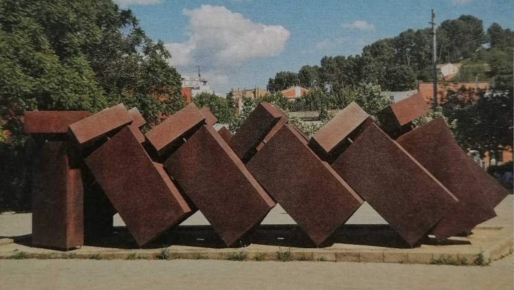 L’escultura Daltabaix, a Manresa, 2002. Foto: Arxiu Elisa Arimany, Cerdanyola.