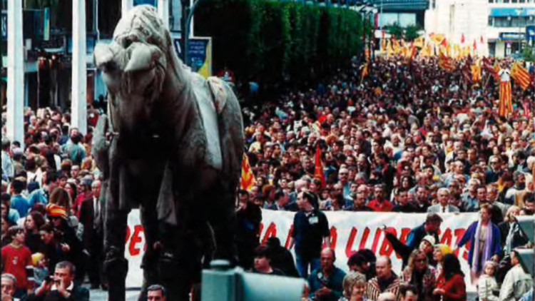 Panoràmica de la manifestació del 25 d'abril del 2002 a València. Arxiu EL TEMPS