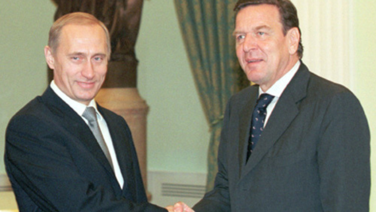 Imatge d'arxiu de l'excanceller alemany, Gerhard Schröeder, amb Vladímir Putin. Kremlin.ru, CC BY 3.0, via Wikimedia Commons