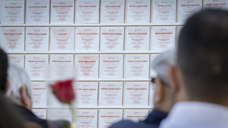 Les plaques amb els noms, cognoms, dates de naixement, deportació i mort o alliberament dels 85 veïns de la ciutat de València que van passar pels camps nazis.. Miguel Lorenzo