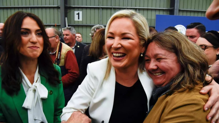 Michelle O'Neill, del Sinn Féin, celebra els resultats electorals. Der Spiegel