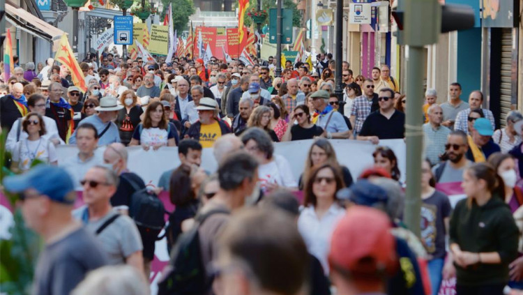 Milers de persones han participat en la manifestació del 25 d'Abril a Castelló aquest dissabte.. CARME RIPOLLÉS