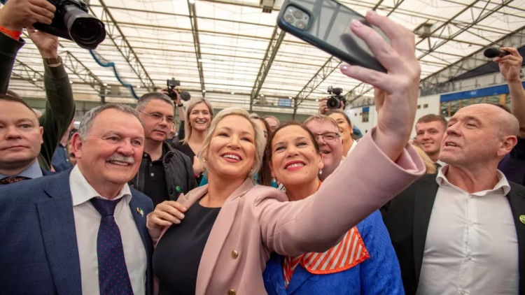 Michelle O'Neill, del Sinn Féin, celebra els resultats electorals. Der Spiegel