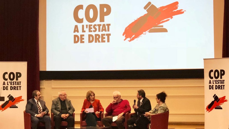 Participants en l'acte 'Cop a l'Estat de dret'. Òmnium Cultural