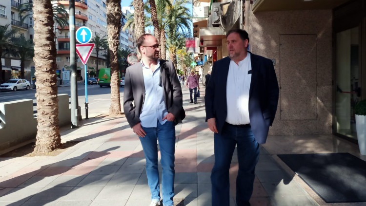 Oriol Junqueras i Josep Barberà, líder d'ERPV, passegen per l'avinguda Alfons X El Savi d'Alacant