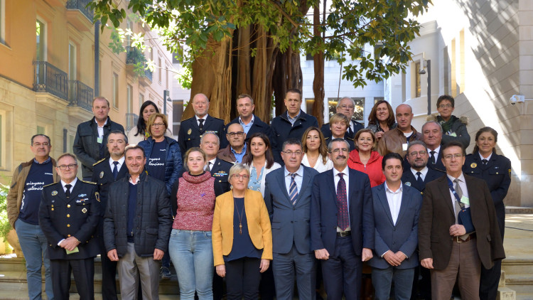 Fotografia entre partits polítics, forces de seguretat i representats de la policia per la nova llei de coordinació d'agents locals