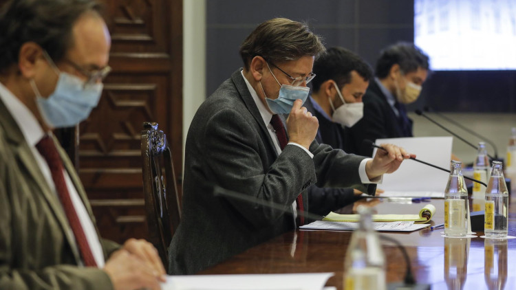 Els consellers d’Hisenda, Vicent Soler, i d’Educació, Vicent Marzà, escorten el president valencià, Ximo Puig, en una imatge d’arxiu. Tots dos han deixat de formar part del Consell.