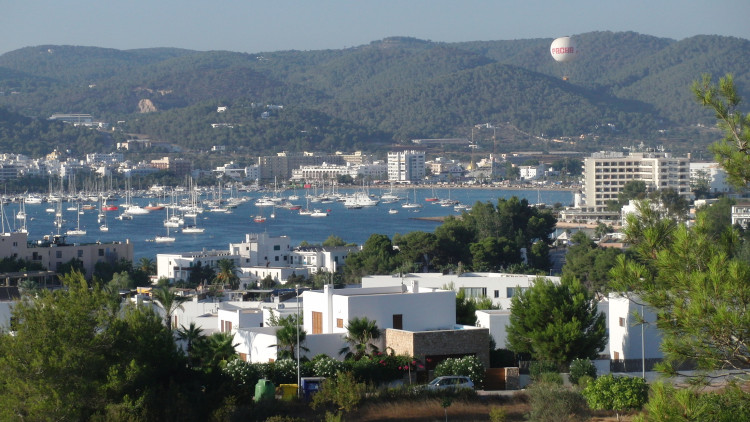 Panoràmica del municipi eivissenc de Sant Antoni de Portmany. JanManu, CC BY-SA 3.0, via Wikimedia Commons