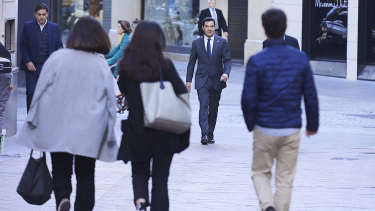 El president de la Junta d’Andalusia, Juanma Moreno, caminant per un carrer cèntric de Sevilla el passat 26 d’abril.. Europa Press