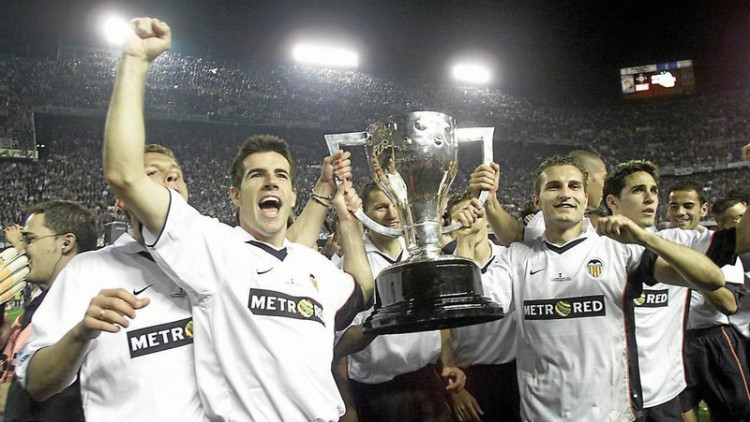Baraja i Albelda sostenen el títol de lliga guanyat pel València en 2002. / VCF