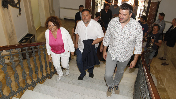 Oriol Junqueras al Parlament Balear amb Joana Campomar i Lluís Apesteguia. Europa Press