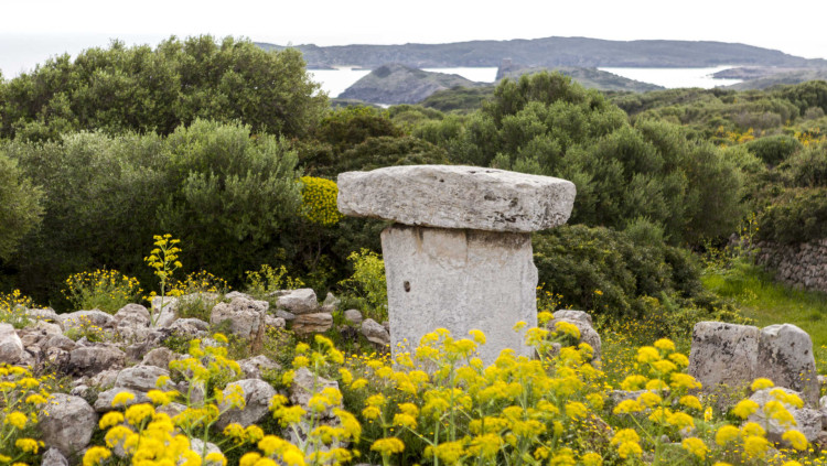 Sa Torreta de Tramuntana, amb una característica taula d'època talaiòtica, devers 4000 anys ANE. Imatge del Consell Insular de Menorca
