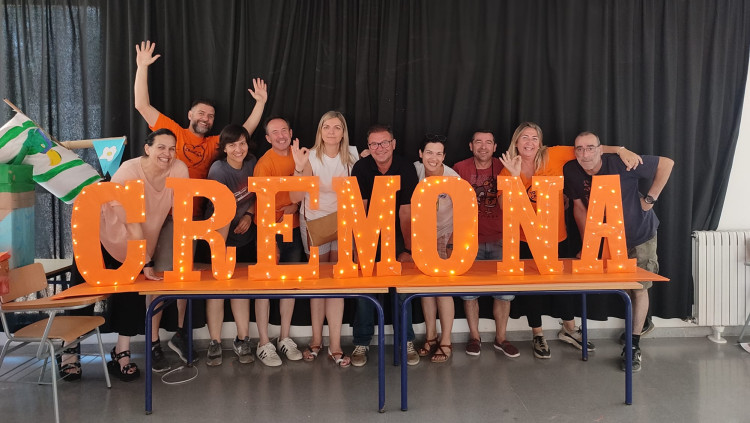 Famílies del col·legi Cremona es preparen per celebrar aquesta nit que, per fi, els seus fills han fet tot el curs en la nova escola. . Tots Som Cremona