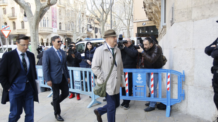  El jutge Manuel Penalva (centre) i el fiscal Miguel Ángel Subirán (dreta), a la seua arribada a l'Sudiència de Palma| Europa Press