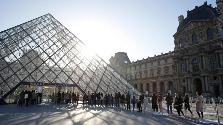 Louvre. Der Spiegel