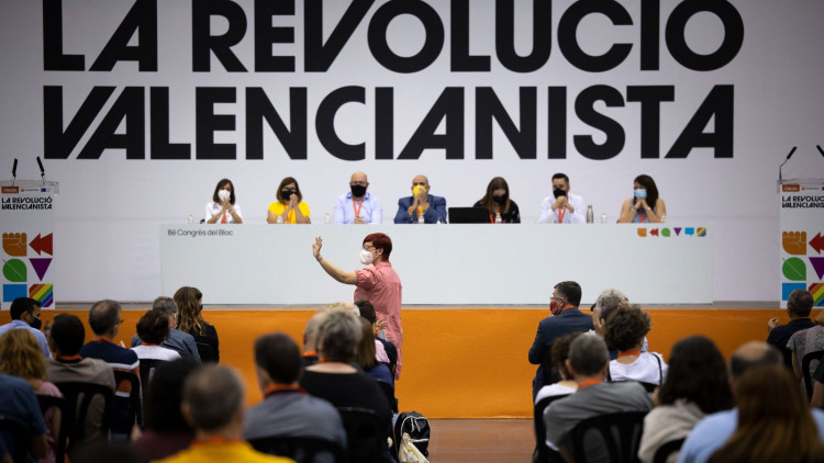 La secretària general de Més, Àgueda Micó, saluda els delegats del congrés fundacional del partit, celebrat ara fa un any a la fira de mostres de València