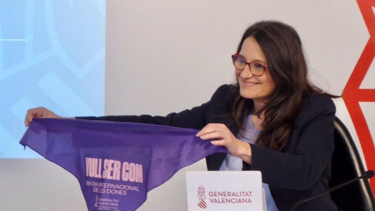 Mónica Oltra amb un mocador de reivindicació del 8-M| Europa Press